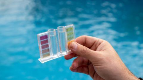 Cómo eliminar el cloro y la cloramina del agua